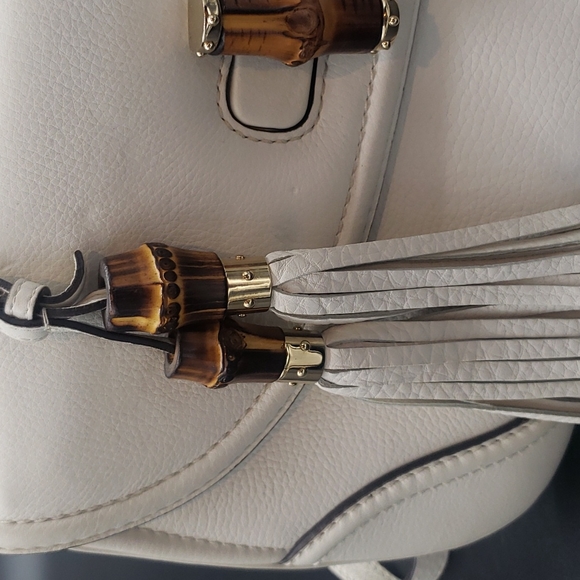 GUCCI BAG SIZE 12X8 COLOR WHITE LEATHER with gold hardware AND LEATHER STRAPS - Picture 10 of 16